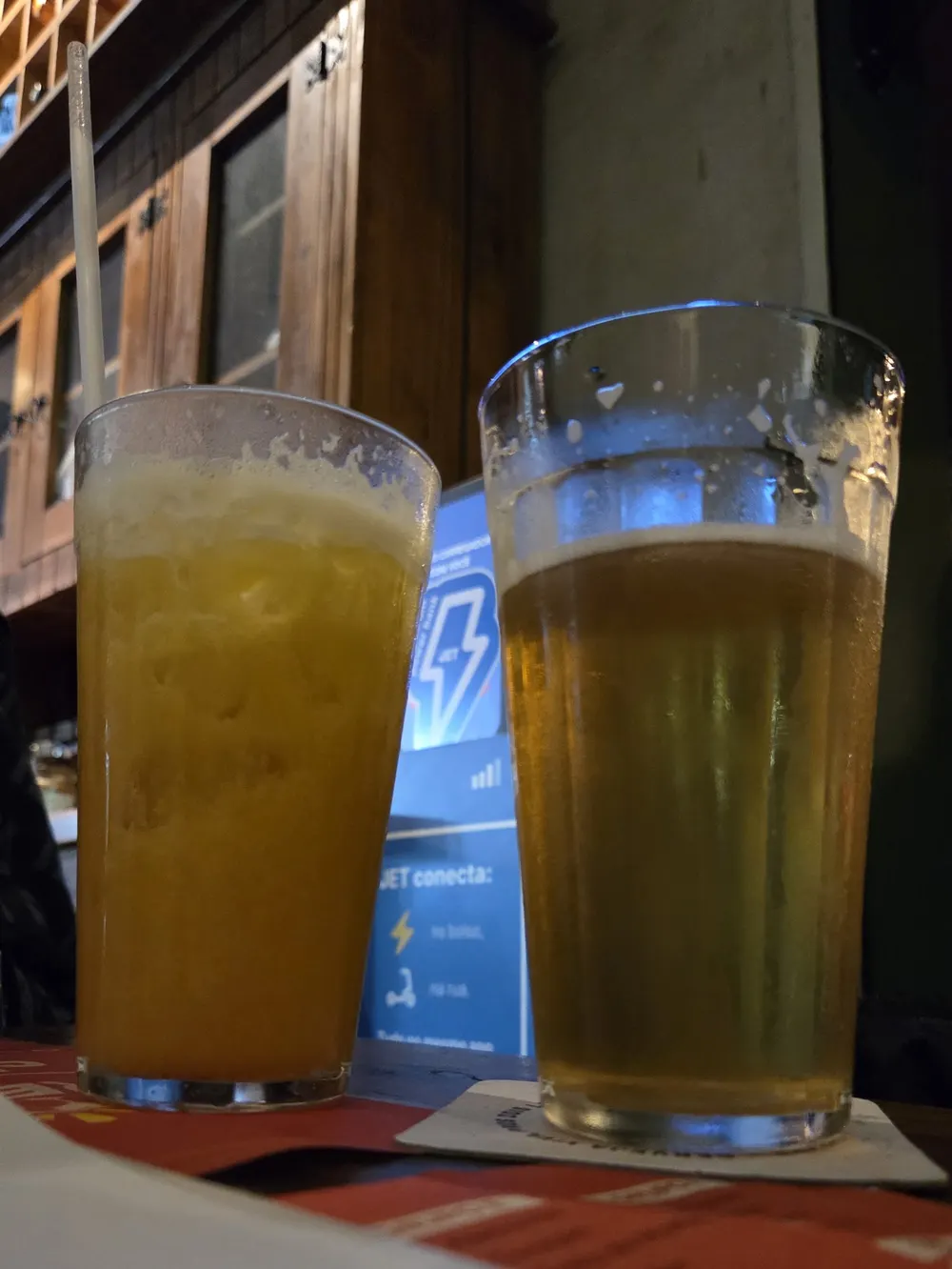 Caipirinha e chope lado a lado na mesa